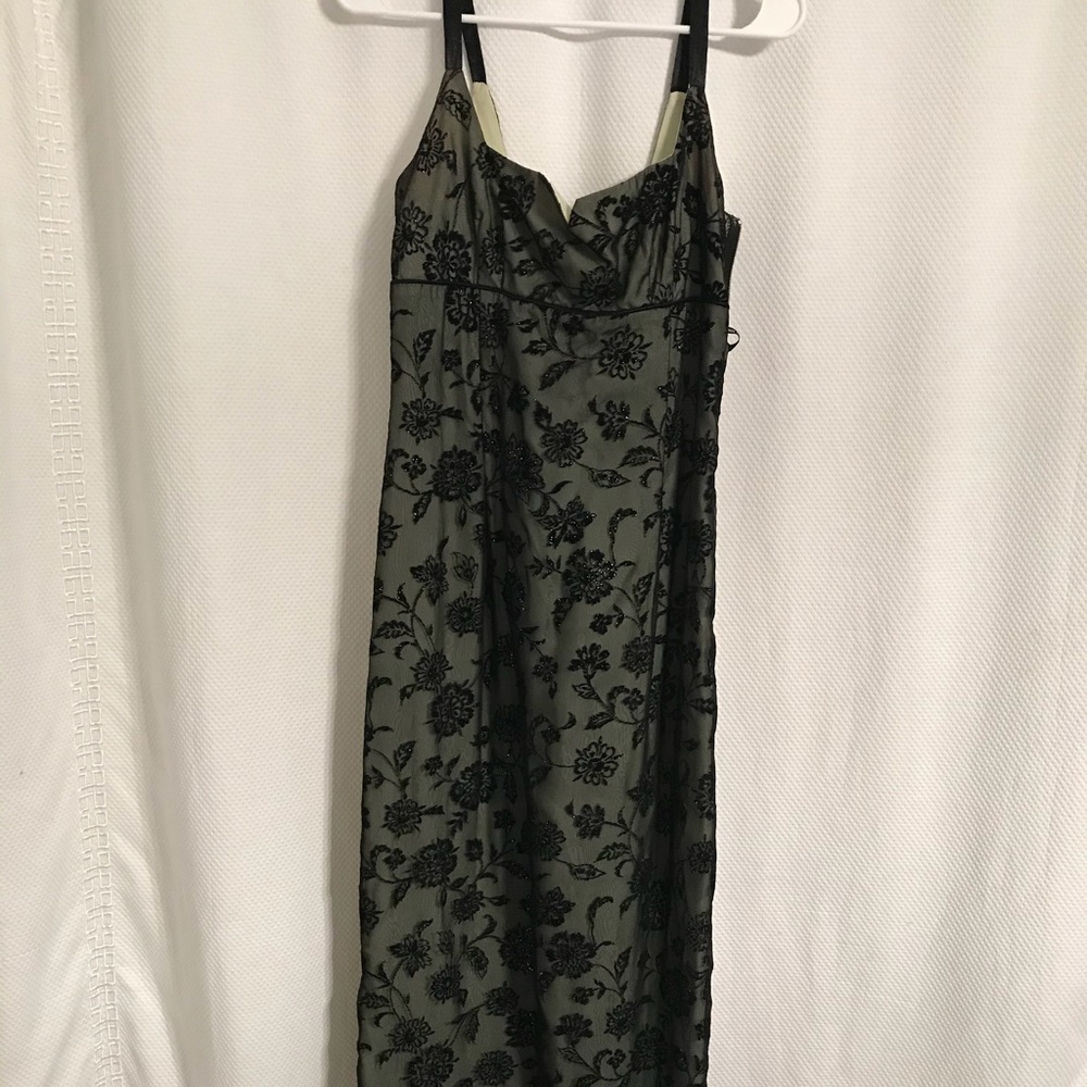 ELEGANT GREEN/BLACK GOWN WITH VELVET FLOWERS!